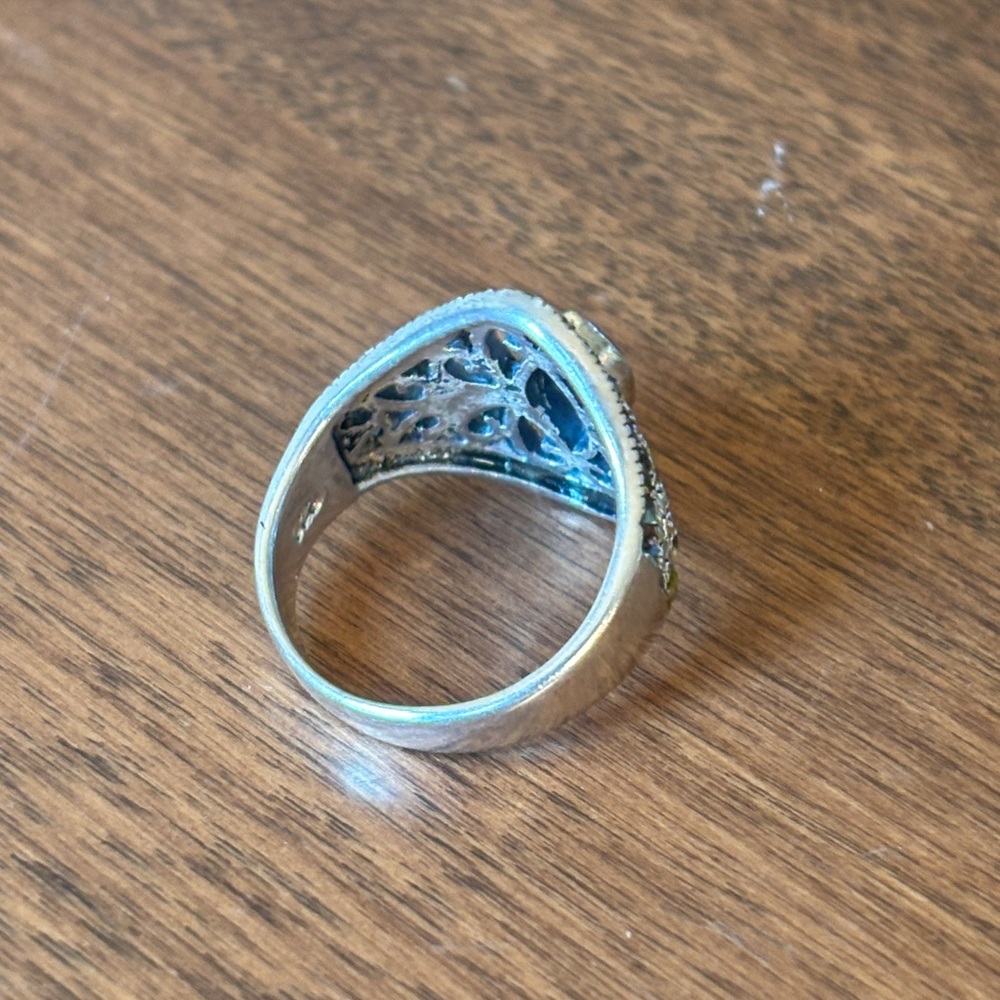 Size 8 ring - Picture 6 of 11
